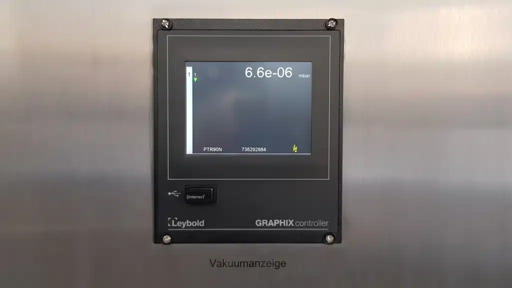 Vakuumanzeige eines EWA-Geräts im Betrieb. Das Display zeigt den Messwert 6,6e-06 mbar.
