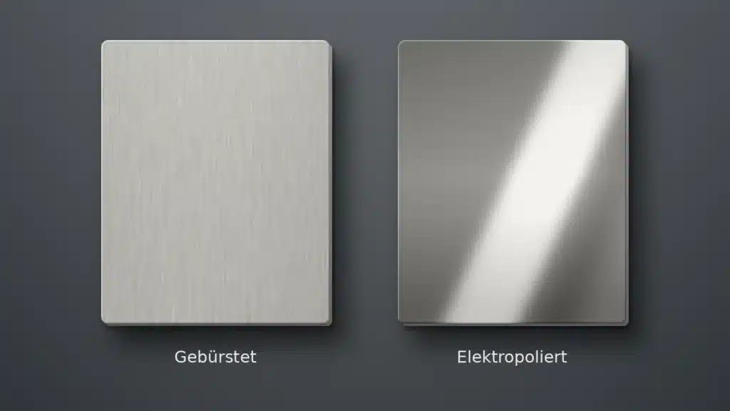 Zwei Metallplatten nebeneinander. Links eine gebürstete, matte Platte mit feiner Strichstruktur, rechts eine elektropolierte, spiegelnde Platte.